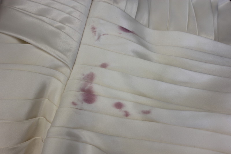 ウェディングドレスの赤ワインのしみ