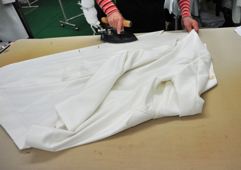 タキシードにアイロンをかける様子