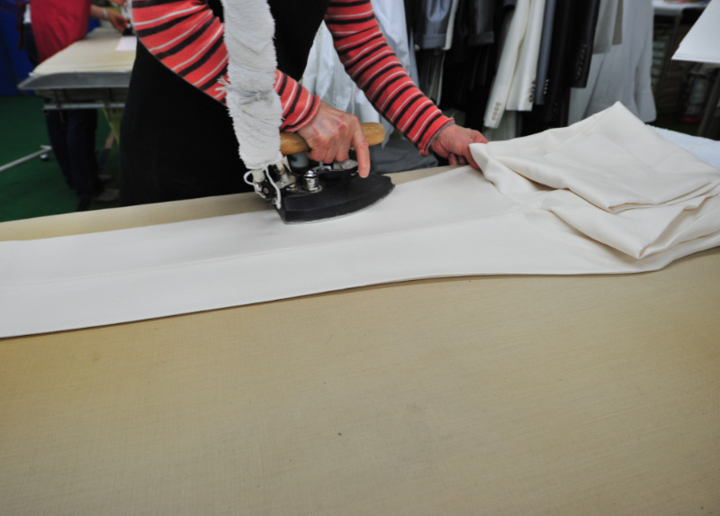 タキシードにアイロンをかける様子