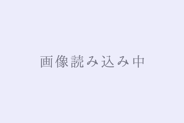 襟元が可愛らしく印象的なウエディングドレス