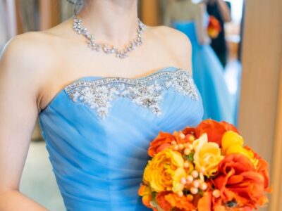 カラードレスを着た女性